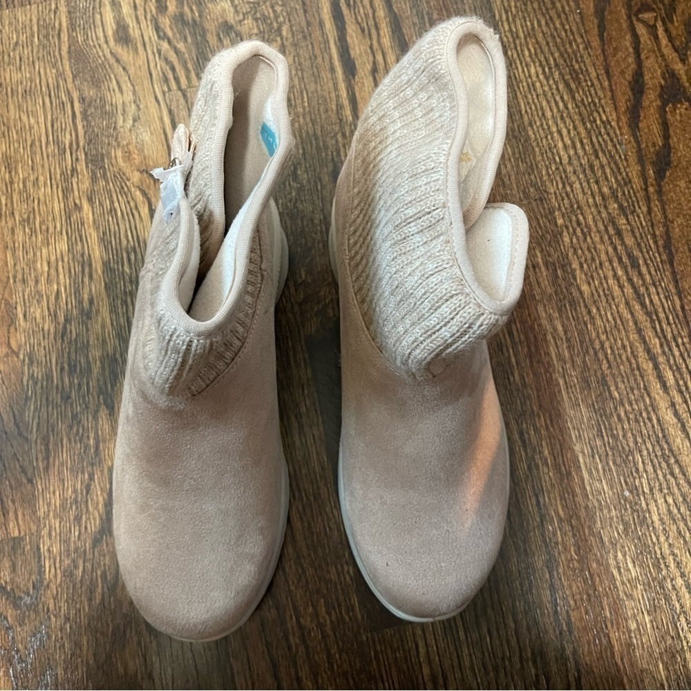 NWOT nude bzees booties